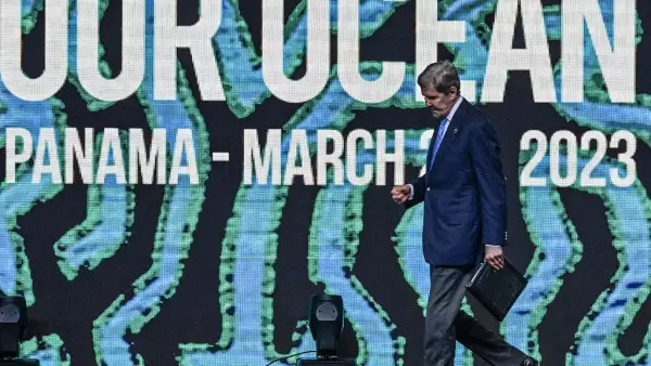 El Enviado Presidencial Especial de Estados Unidos para el Clima, John Kerry, llega para pronunciar un discurso el día inaugural de la Conferencia Our Ocean en el Centro de Convenciones de Panamá en la Ciudad de Panamá el 2 de marzo de 2023. - Los líderes se reúnen en Panamá para discutir los océanos del mundo y el múltiples amenazas a las que se enfrentan, desde el cambio climático y la contaminación hasta la sobrepesca y la minería. Se espera que alrededor de 600 funcionarios gubernamentales, empresarios, activistas ambientales y académicos se codeen en la conferencia de dos días Our Ocean en el país centroamericano.