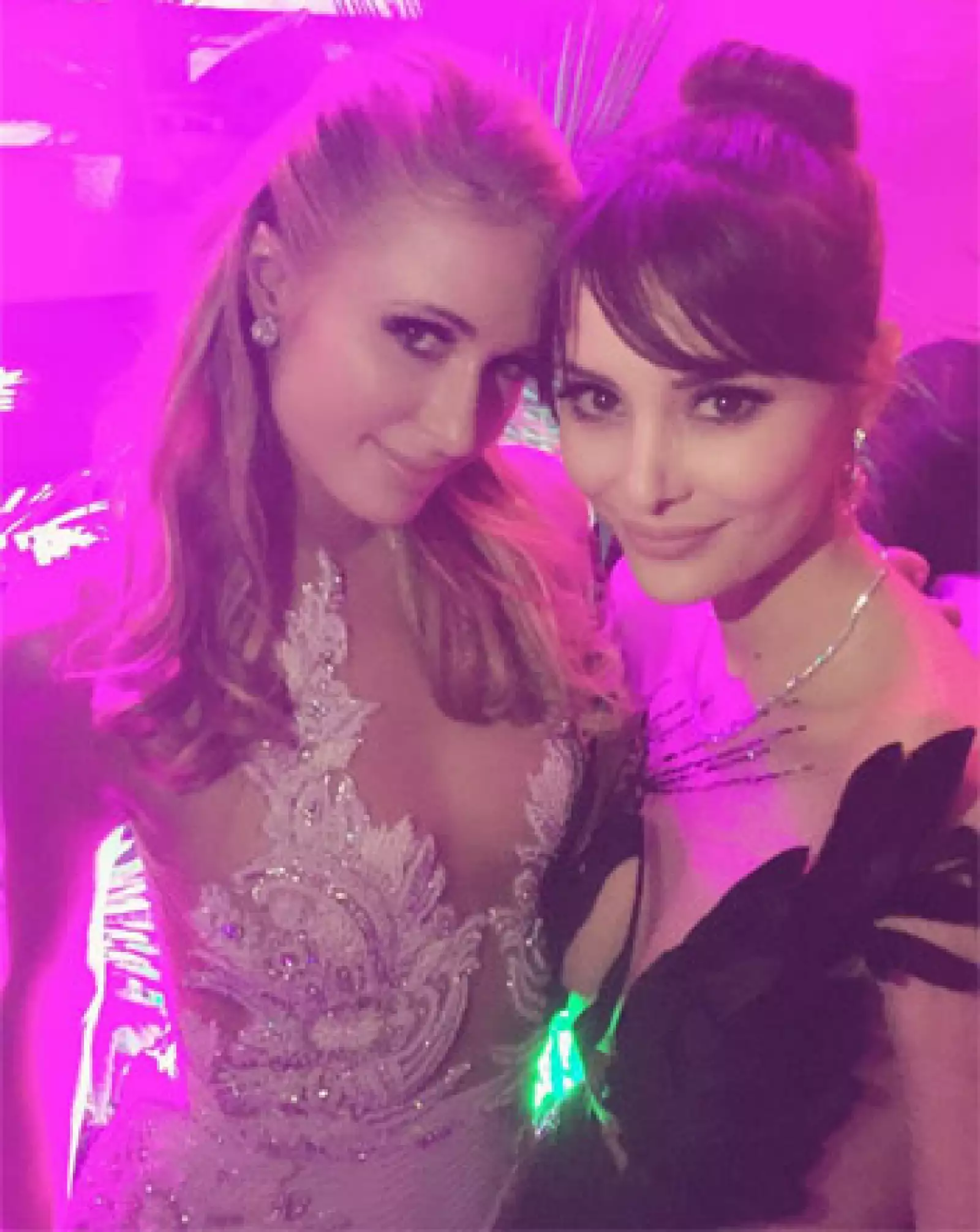 Paris Hilton y Deborah Hung en Cannes