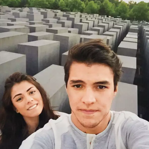 Él en su cumpleaños le llevo serenata con sus amigos.