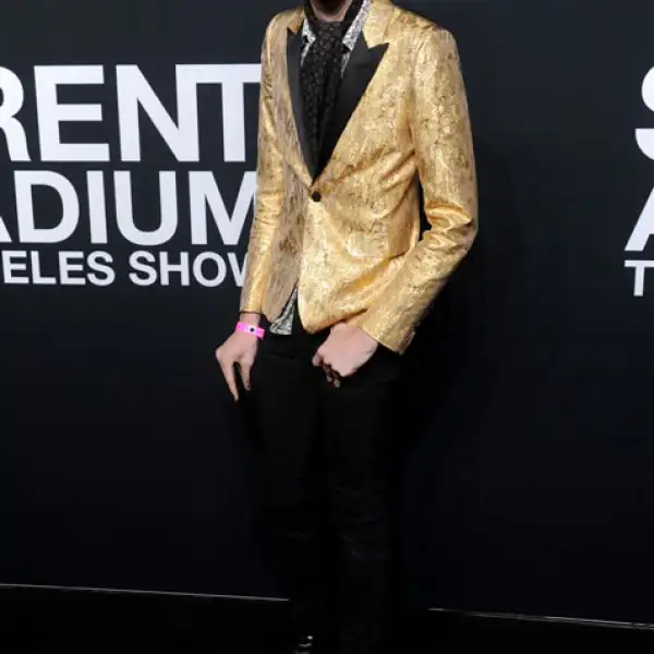 Más guapo, ¡imposible! El hijo de Pierce Brosnan, Dylan, arribó solo al desfile de Saint Laurent.