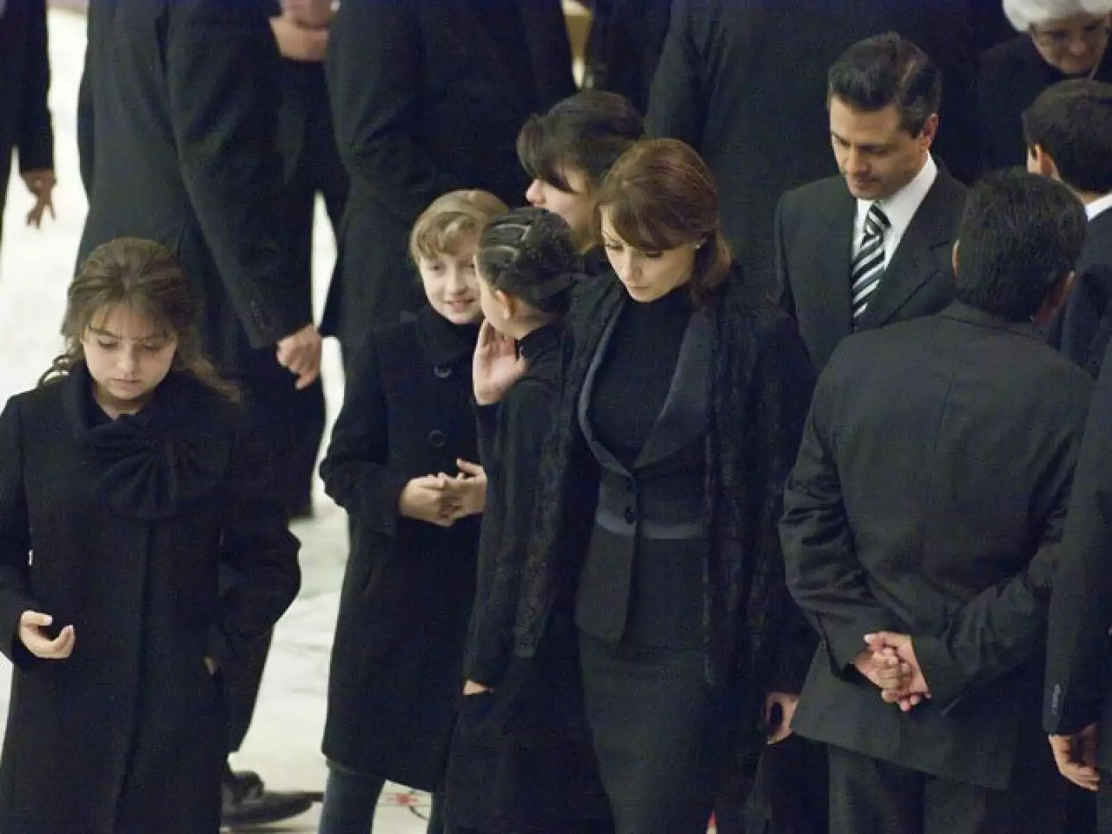 En todo momento, tanto Peña Nieto, Rivera y sus hijos guardaron laa seriedad que el momento requería.