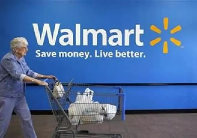 Wal-Mart ha sacado anuncios en televisión, radio y espectaculares donde muestran los comparativos de precios con Soriana. (Foto: Reuters)