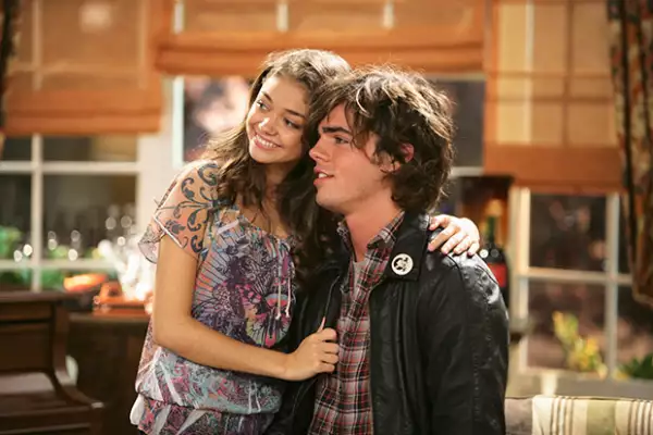 Así lucía Reid Ewing anteriormente en Modern Family, como el novio de Sarah Hyland.