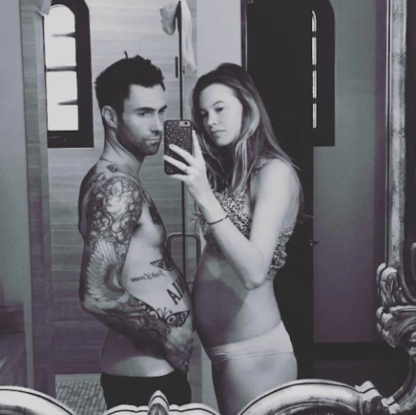 Adam Levine presumió su `pancita´ al lado de su esposa.