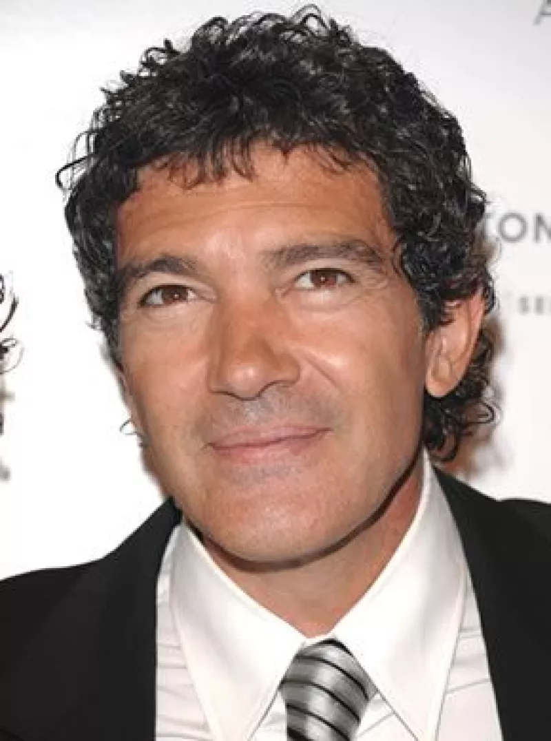 El actor español interpretaría a Salvador Dalí en una película que dirigirá Simon West.