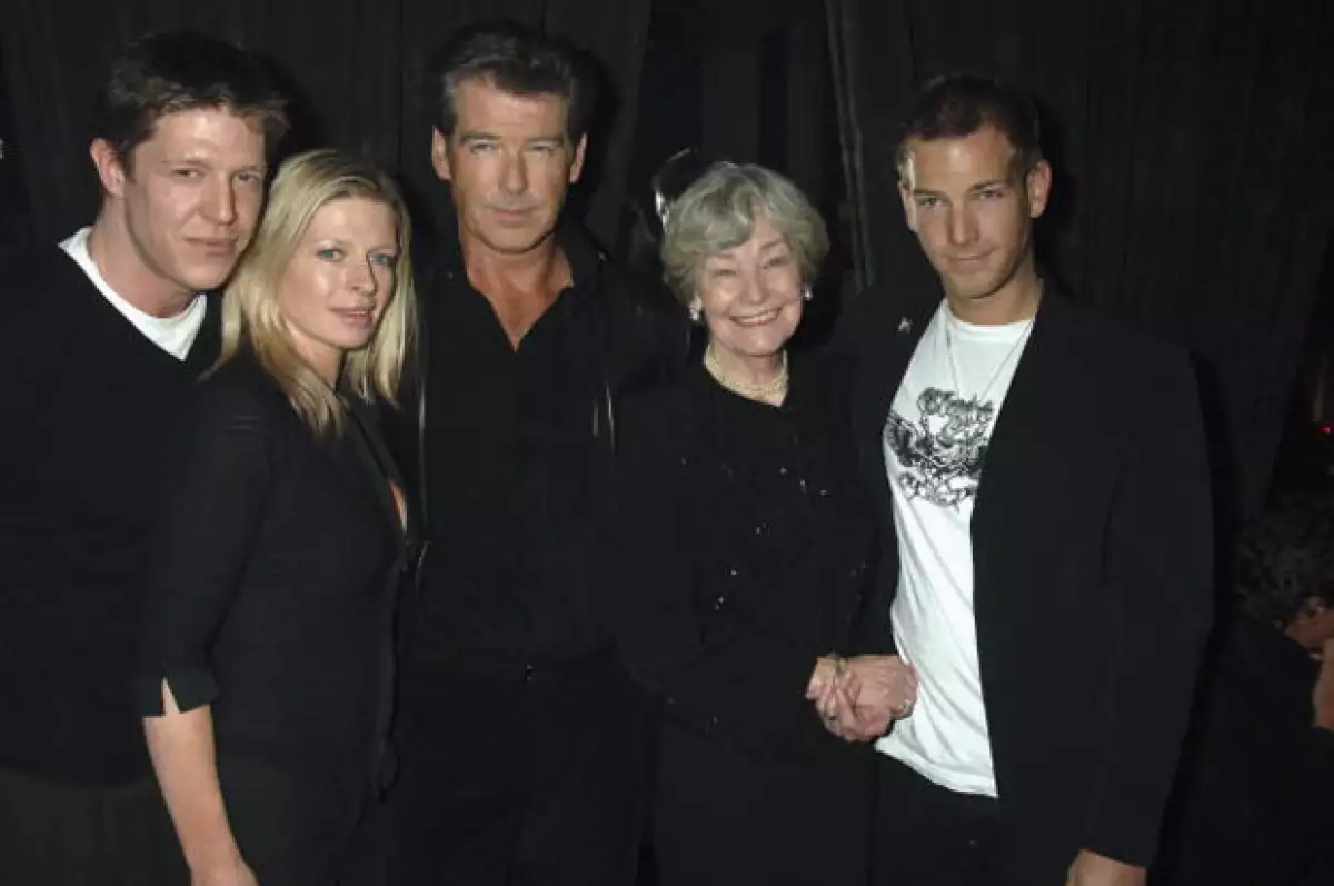 De izquierda a derecha están Christopher, Charlotte, Pierce Brosnan, la madre de Pierce y Sean.