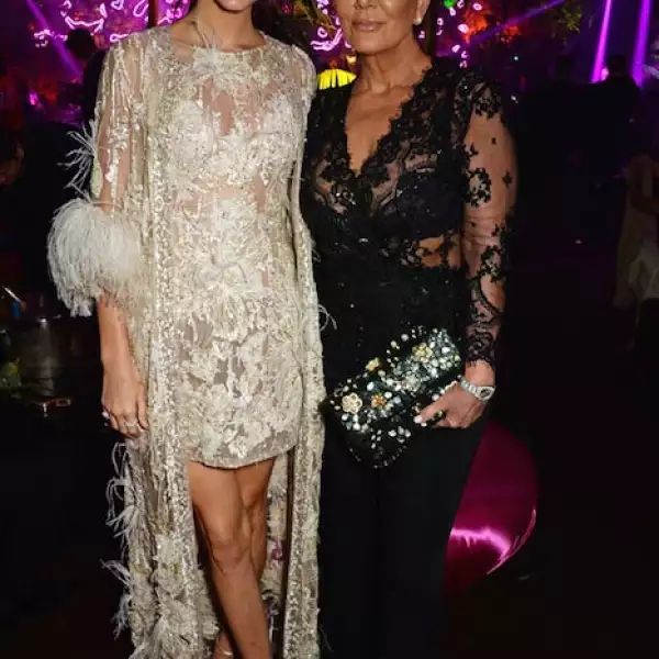 Kris Jenner también asistió a la fiesta con un top transparente, el cual resaltó su sensualidad.