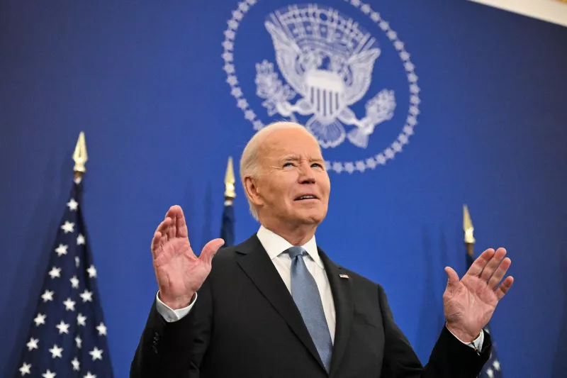El presidente estadounidense Joe Biden llega para hablar en el Departamento de Estado en Washington, DC, el 13 de enero de 2025, mientras pronuncia su último discurso sobre política exterior.