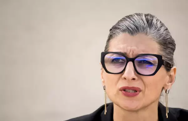 La Relatora Especial de las Naciones Unidas (ONU) sobre la Situación de los Derechos en los Territorios Palestinos, Francesca Albanese, ofrece su informe durante una sesión del Consejo de Derechos Humanos de las Naciones Unidas, en Ginebra, el 26 de marzo de 2024.