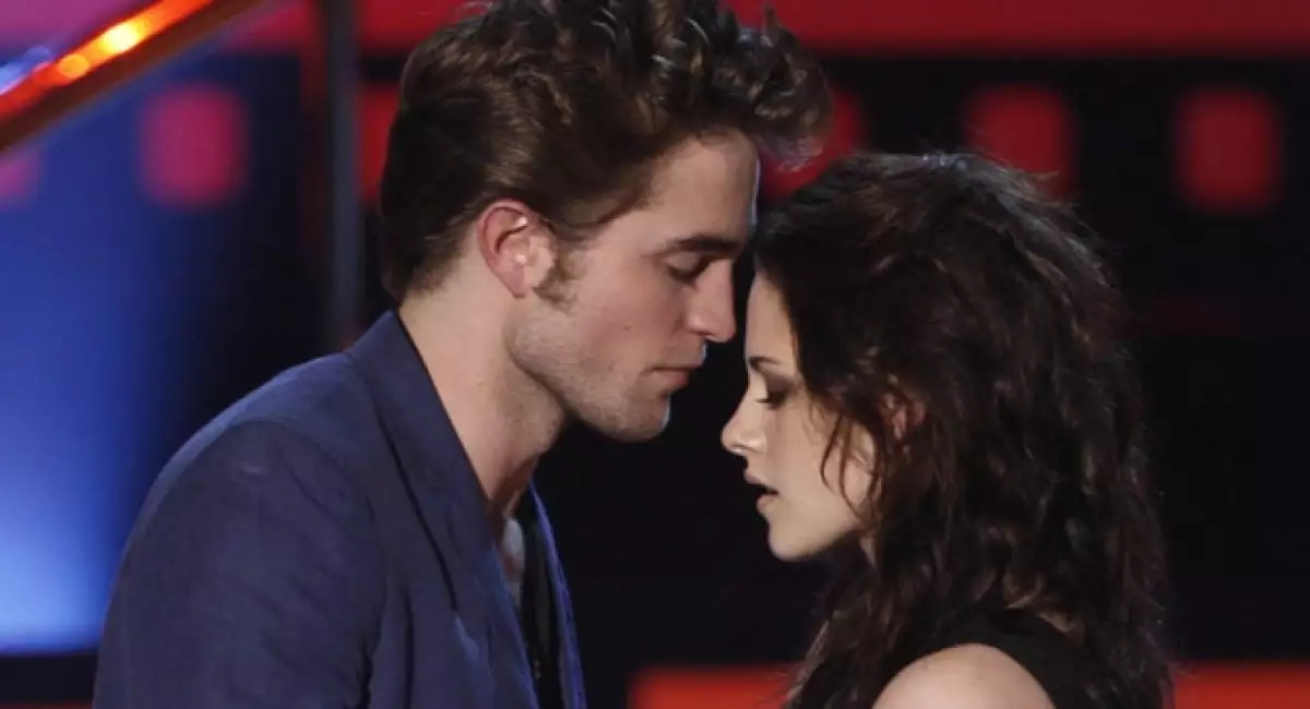 La actriz de la saga 'Crepúsculo' se expresó del actor como "sexy" y "hermoso", además de asegurar que canta muy bien.