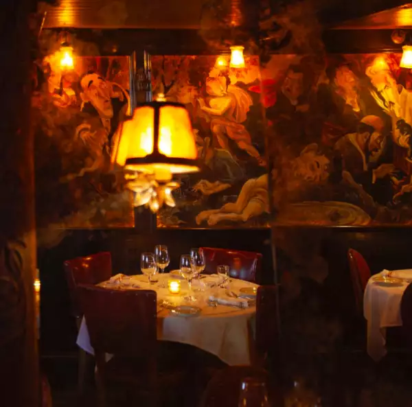 mesas y mural de el Weaverly Inn en NYC