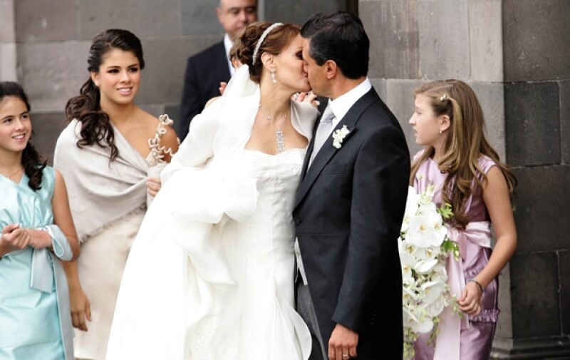 La pareja selló su amor ante los medios de comunicación con un beso en 2010. Los hijos de ambos los acompañaron.