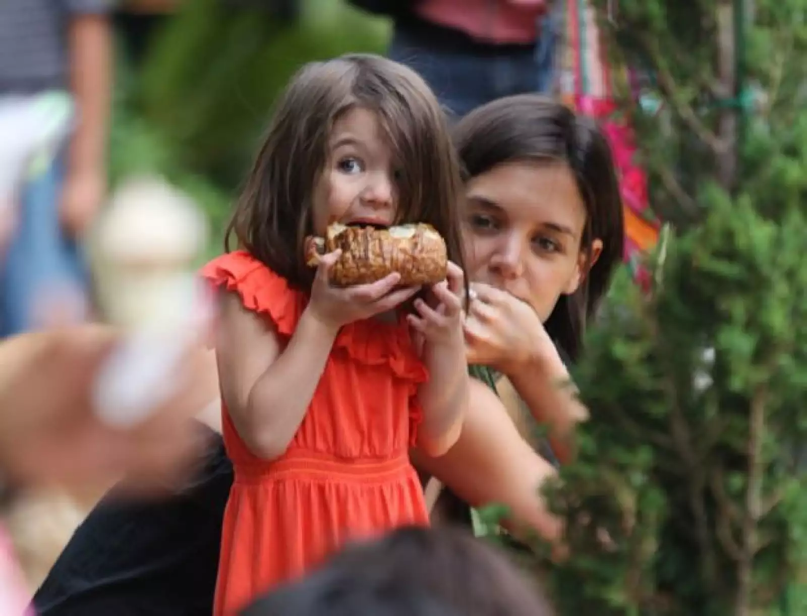 Suri se muestra muy expresiva al comer un delicioso croissant junto a mamá.
