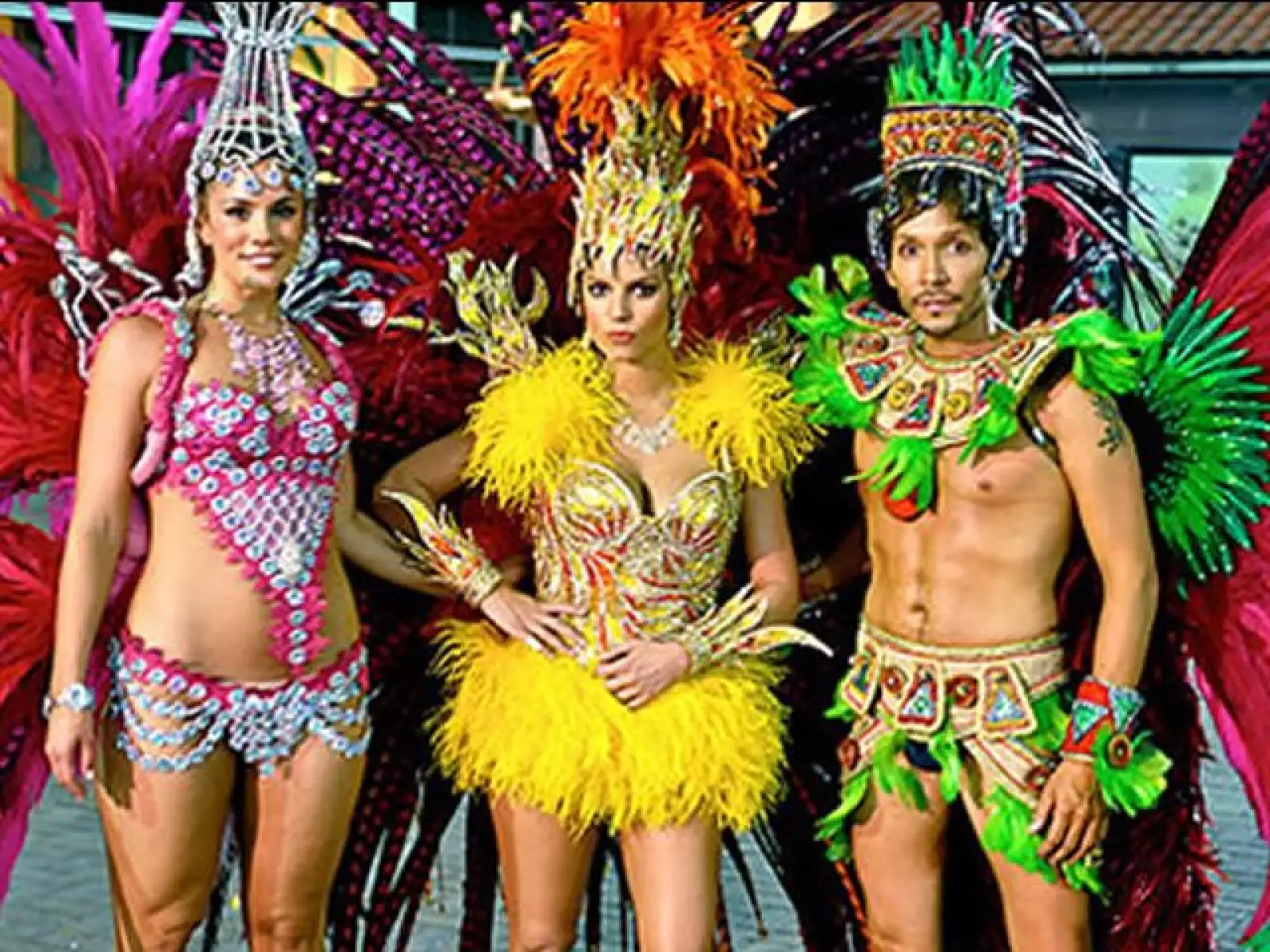 Jessica con sus dos mejores amigos, Ken Paves y CaCee Cobb, fueron a conocer el significado de belleza de diferentes culturas,  no te lo pierdas.