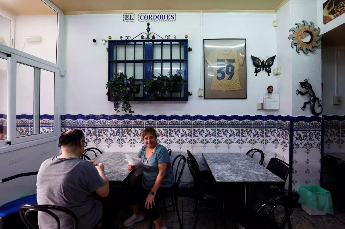 Foto del interior del Bar El Cordobñes en Rocafonda, barrio donde creció Lamine Yamal. Sobre la pared cuelga una playera con el nombre de Yamal firmada por el joven futbolista.