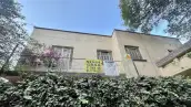 Una casa gris de dos pisos en venta en la Ciudad de México. 