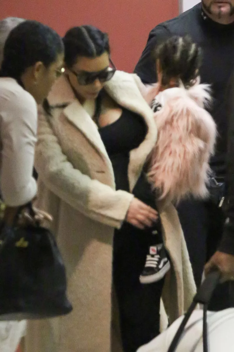 Tras dos semanas en casa, la empresaria fue fotografiada cuando ella, Kanye, North y Saint salieron juntos a ver al doctor.