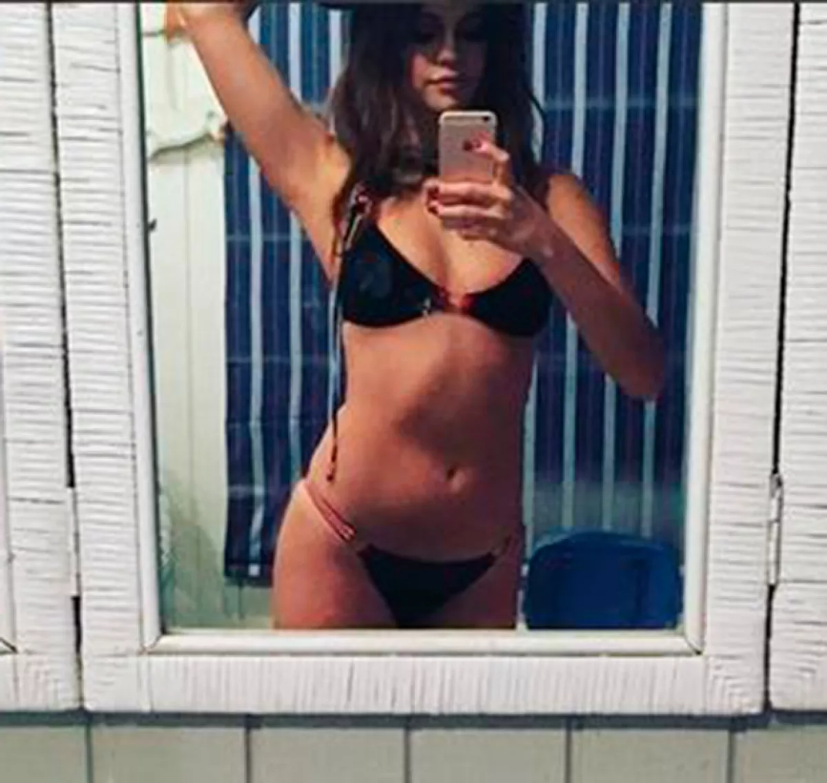 La cantate presumió su figura en un diminuto bikini.