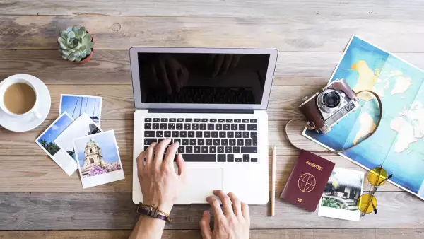 Travel planning on computer viaje computadora vacaciones planeacion viajero