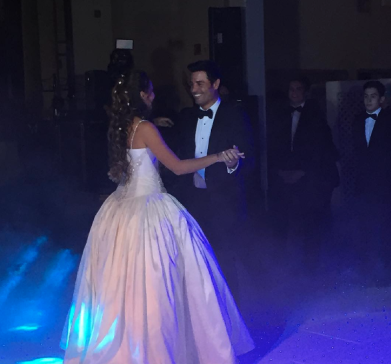 Ahora que la hija del cantante cumplió 15 años, el puertorriqueño bailó con ella su famoso tema “Tiempo de vals”.