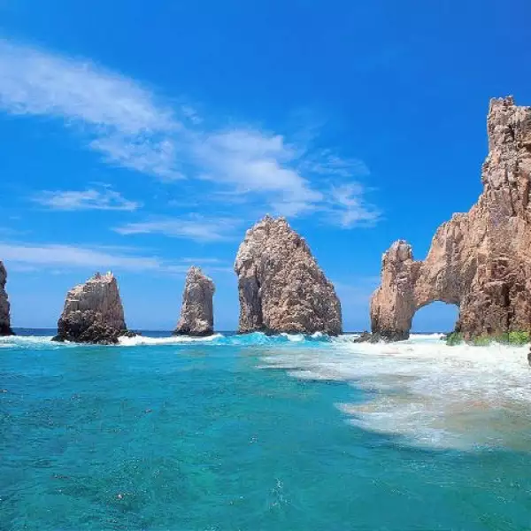 Los Cabos ofrece un clima cálido, playas desiertas y mucha diversión. Escápate y conocelo.