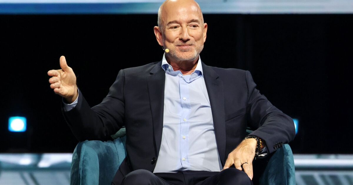 Jeff Bezos propone eliminar impuestos a la mitad más pobre en EE.UU.