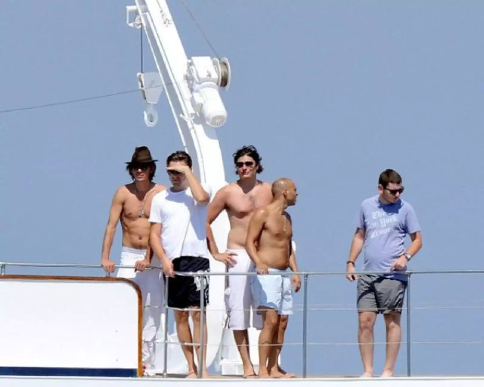 Ya arriba del yate, Leonardo observó detenidamente el mar de Saint Tropez, ¿estaría pensando en alguien?