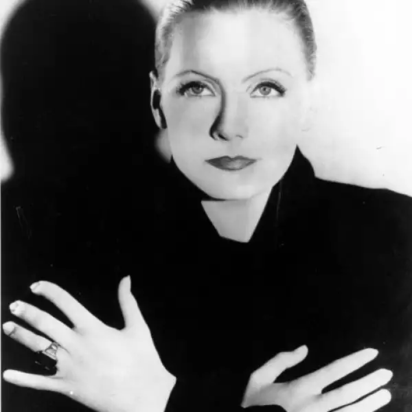 Tras la muerte de John Gilbert, en 1936, la vida amorosa de Garbo se volcó en el aspecto femenino con compañeras como Bárbara Kent, Marie Dressler, Paulette Duval, la actriz mexicana Dolores del Río.