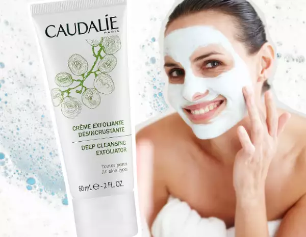 El tercer paso es exfoliar tu piel. Recuerda que la debes exfoliar máximo dos veces por semana.