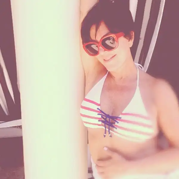 Kris Jenner presumió su figura con un bikini a rayas con los colores de la bandera de Estados Unidos.