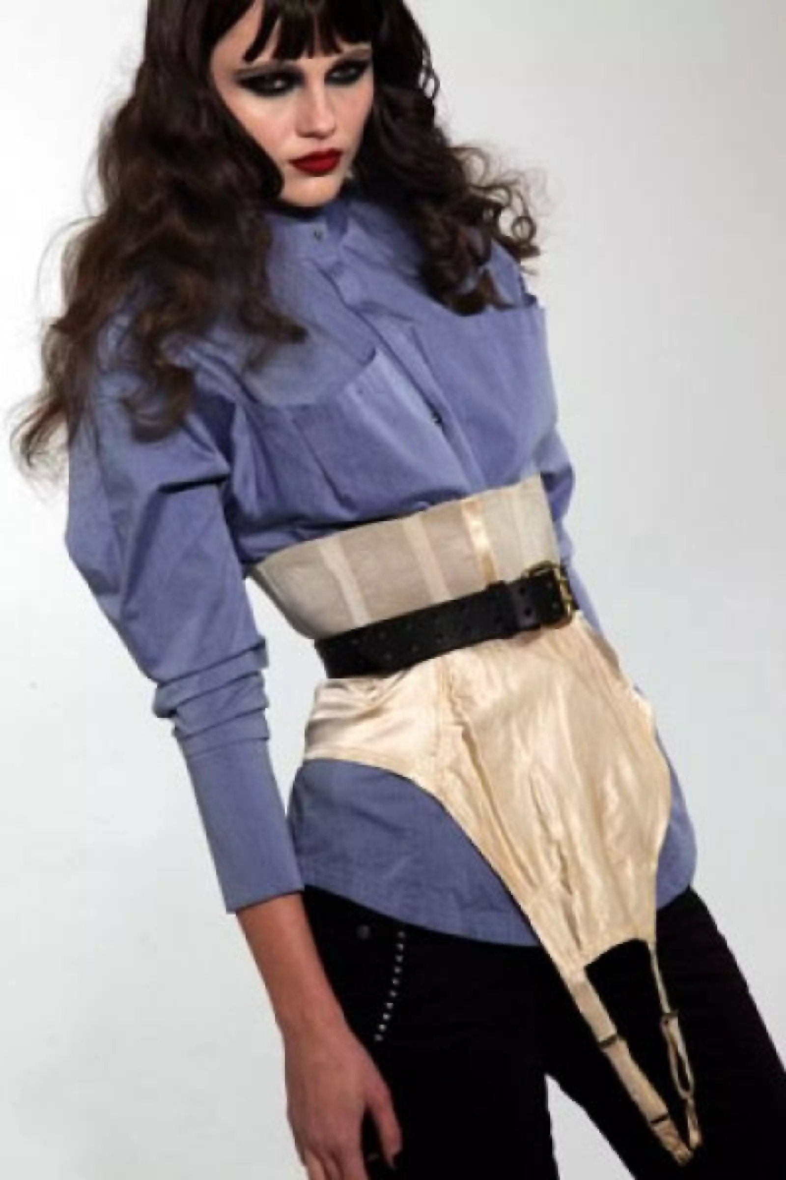 La colección incluye ligueros y el cuero.