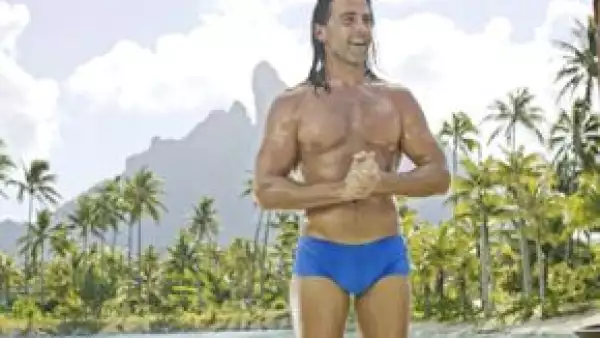 El actor puertorriqueño regresa a la pantalla grande como un sensual instructor de yoga en la comedia Couples Retreat, que estelarizan Vince Vaughn y Jon Favre.