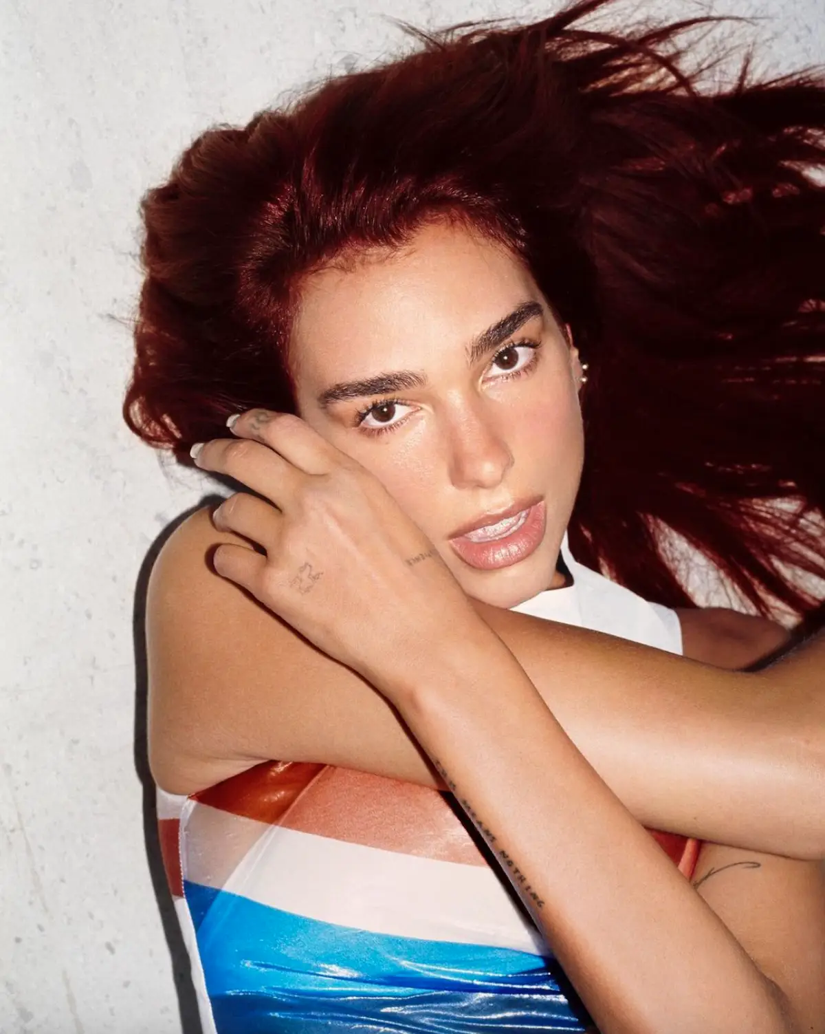 Dua Lipa pelo rojo