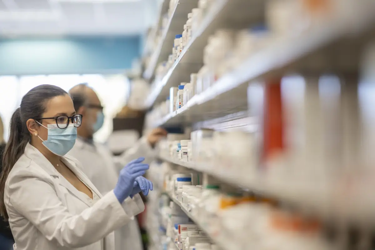 Farmacéuticas de EU suben precios de medicamentos muy por encima de la inflación.