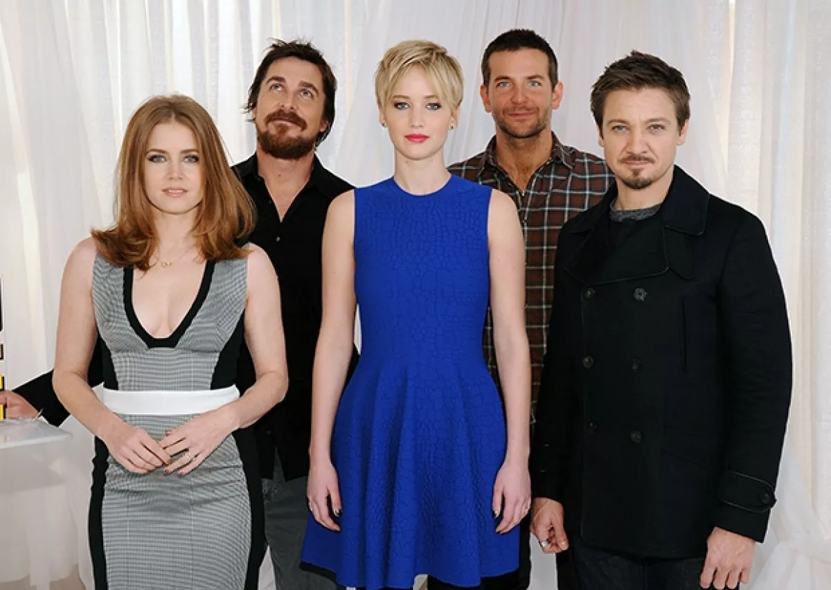 Amy Adams, Christian Bale, Jennifer Lawrence, Bradley Cooper y Jeremy Renner protagonizan `American Hustle´.