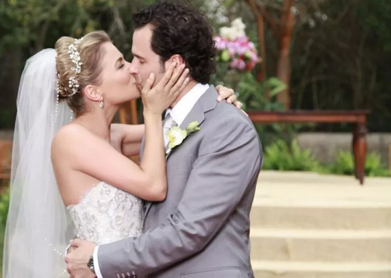 Los novios unieron sus vidas esta tarde en una espectacular recepción en Mérida. Te compartimos las primeras fotos de este esperado enlace matrimonial.