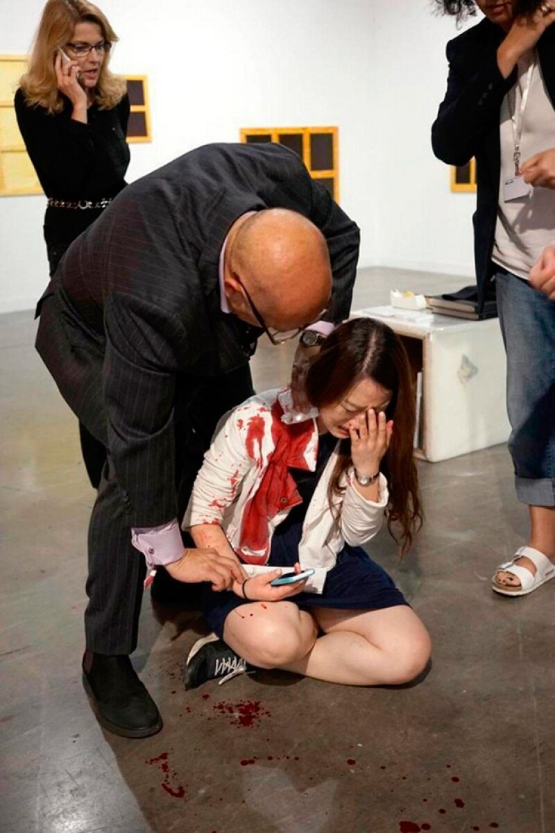 Este fin de semana, una mujer resultó con heridas en cuello y brazos tras ser atacada por otra en la feria de arte contemporáneo celebrada en Miami.