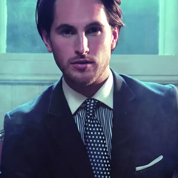 La tendencia apuesta por combinar patrones entre corbatas de puntos con camisas de rayas, sin que se interpongan, y logran un estilo coherente en tu vestimenta.