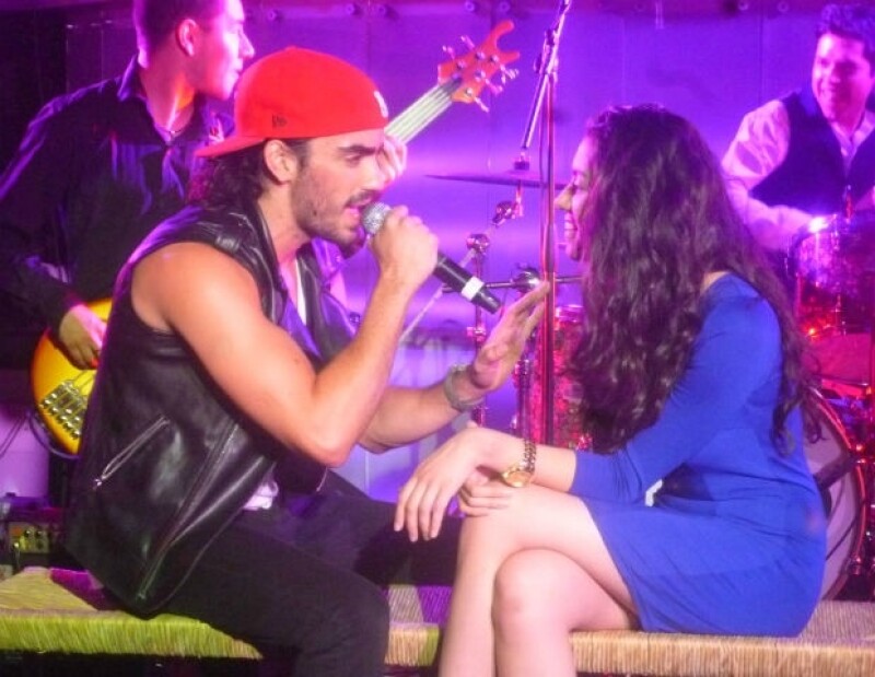 El cantante le dedicó un tema a una de las asistentes al evento.
