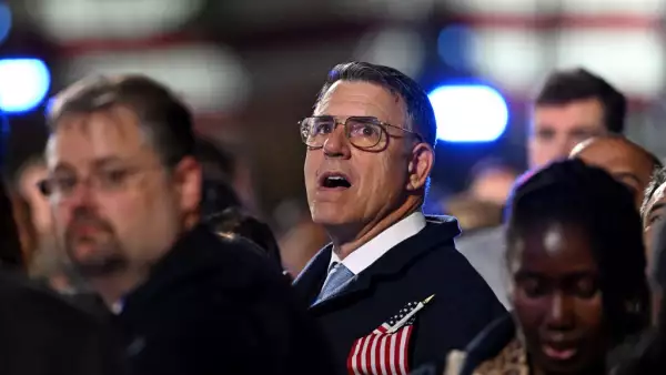 Los partidarios reaccionan a los resultados electorales durante un evento de la noche electoral para la vicepresidenta estadounidense y candidata presidencial demócrata Kamala Harris en la Universidad Howard en Washington, DC, el 6 de noviembre de 2024.