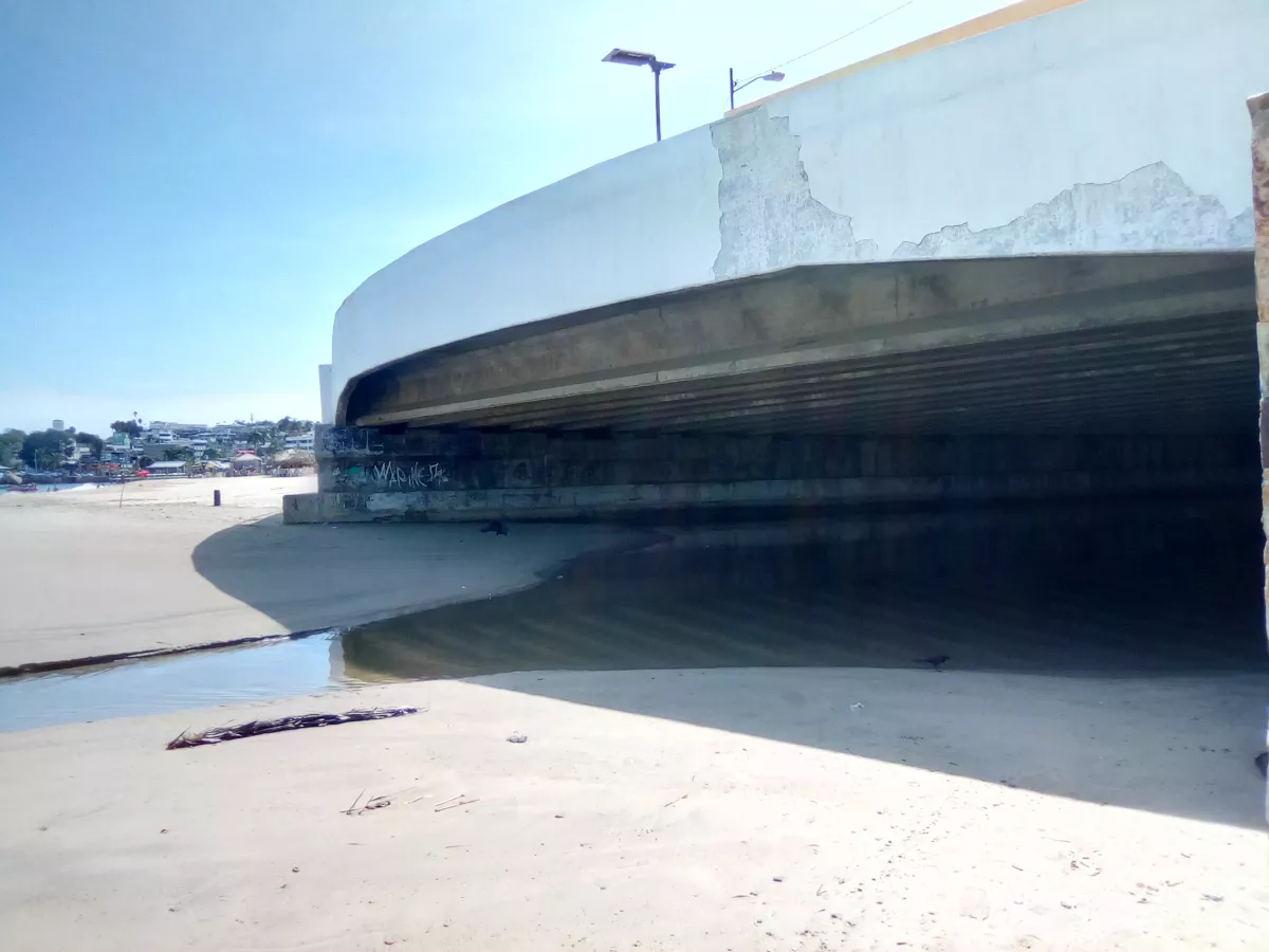 Canal en playa de Acapulco