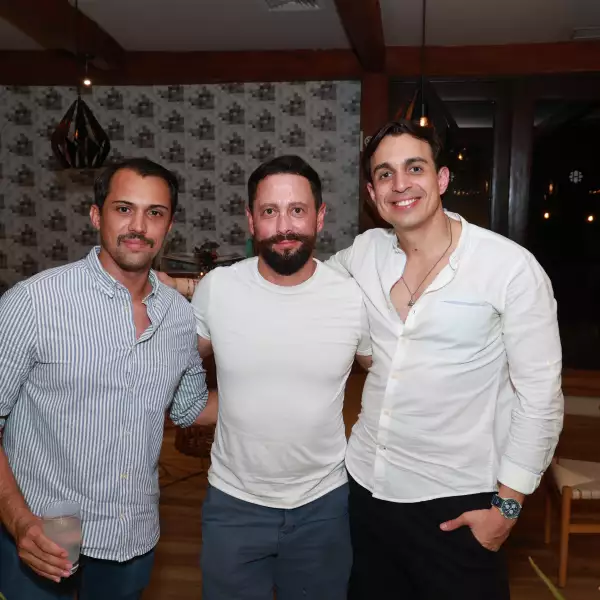 Hari Petselis, Emmanuel Romero y Alex Orihuela