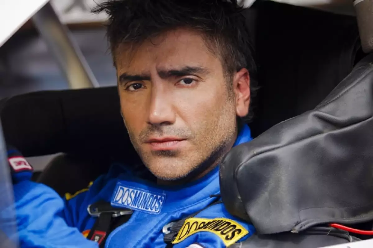 El cantante se vistió de conductor para grabar el video del tema `Me hace tanto bien´, el cual se rodó en el Autódromo Hermanos Rodríguez.