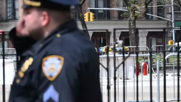 Hombre se prende fuego frente al tribunal donde Donald Trump sigue su juicio