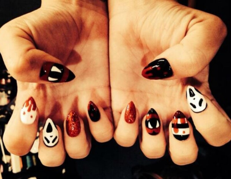 Demi Lovato demuestra que es básico cuidar cada detalle en el disfraz, incluso las uñas.