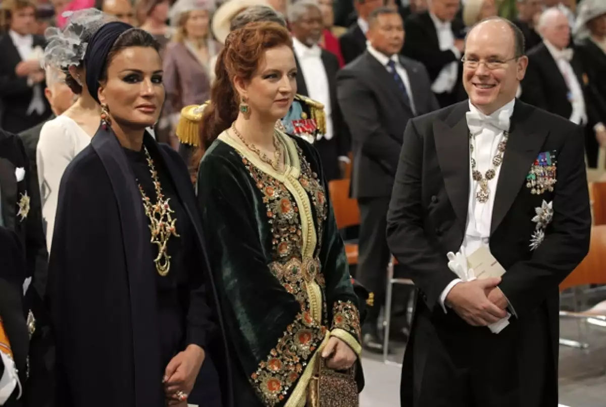 Alberto asistió sin Charlene a la investidura de Máxima y Guillermo de Holanda. En la imagen, junto a Sjeikha Moza bint Nasser al Misned de Qatar (una de las tres esposas del emir de Qatar) y la princesa Lalla Salma de Marruecos.