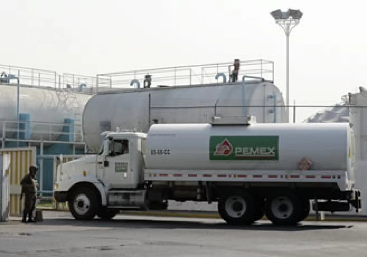 La petrolera estatal mexicana podría emitir deuda con vencimientos desde un día a 20 años, bajo el esquema. (Foto: AP)