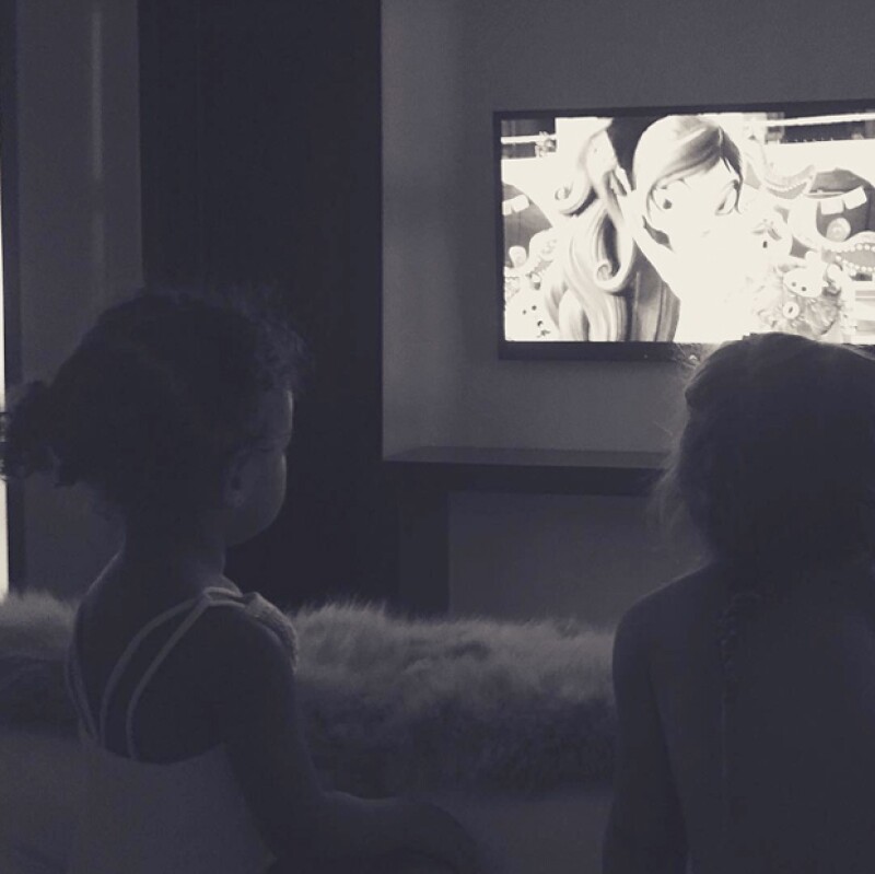 North y Penelope se llevan muy bien, disfrutaron una tarde con su tía viendo TV.