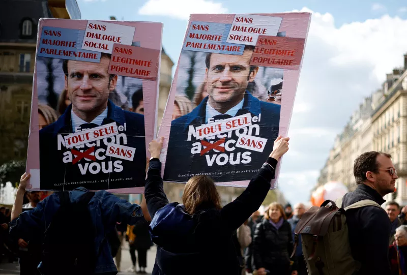 Los manifestantes sostienen carteles que representan al presidente francés Emmanuel Macron durante una manifestación como parte del 12o día de huelgas y protestas nacionales contra la reforma de las pensiones del gobierno francés, en París, Francia, el 13 de abril de 2023.