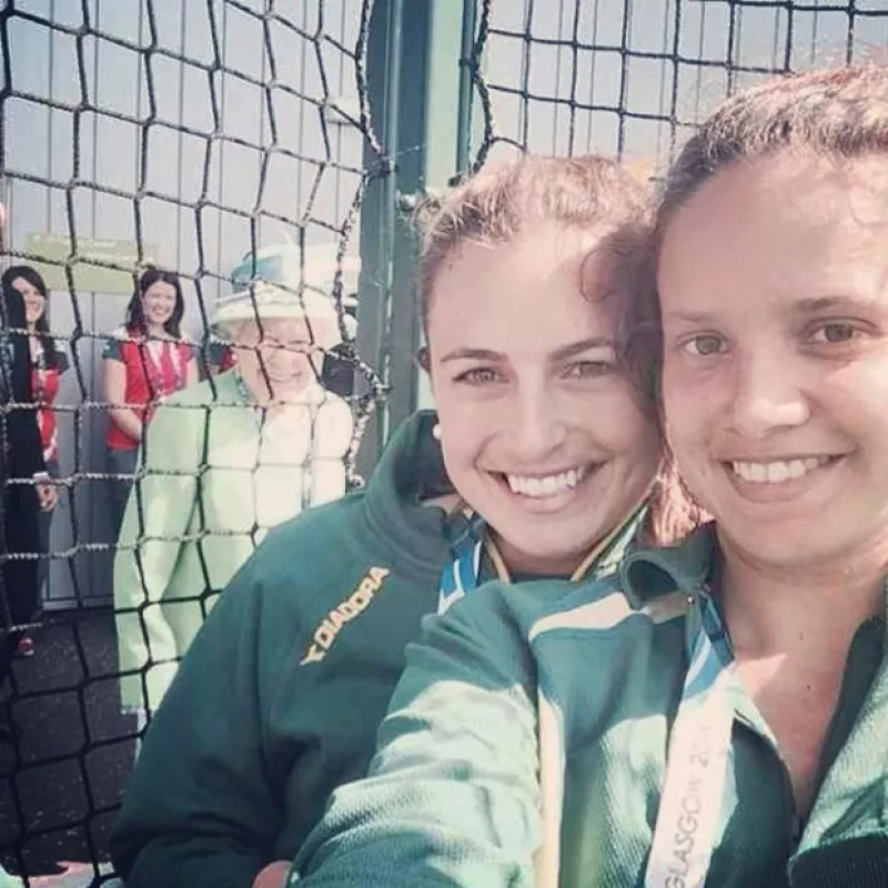 La reina de Inglaterra mostró su lado más simpático participando en una foto que se tomaban dos jugadoras de hockey durante un torneo de la Commonwealth en Escocia al que la royal asistió.